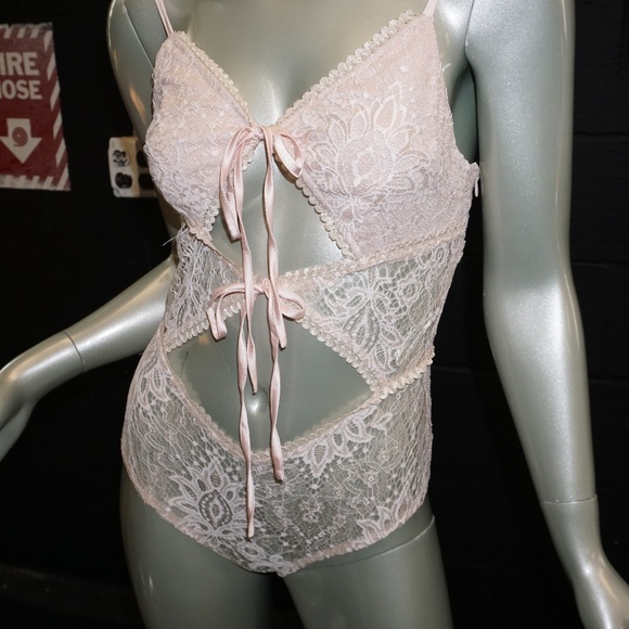 NWT SKYLAR ROSE Nude Lace bodysuit M - Picture 2 of 6